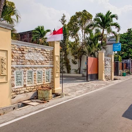 Oyo 3831 Pelangi Residence Syariah Surakarta  Экстерьер фото