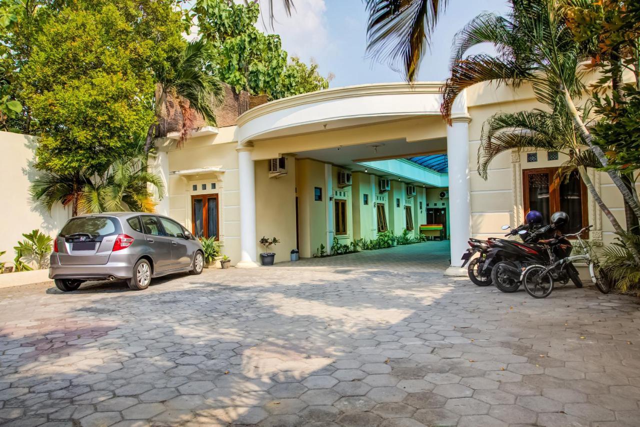 Oyo 3831 Pelangi Residence Syariah Surakarta  Экстерьер фото