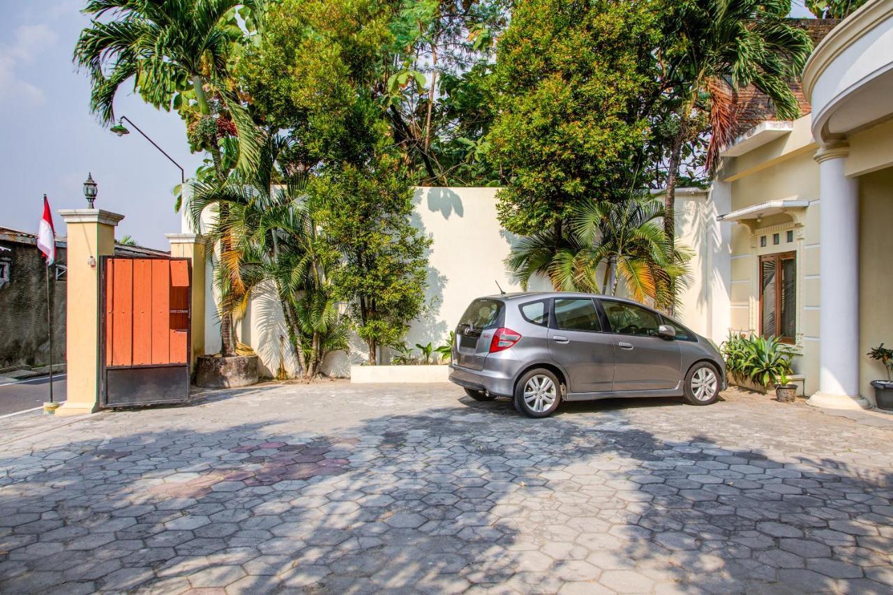Oyo 3831 Pelangi Residence Syariah Surakarta  Экстерьер фото