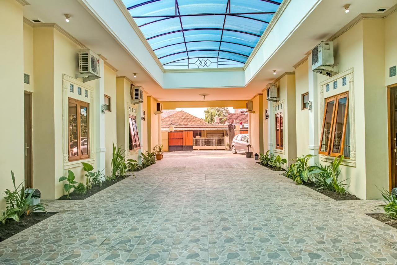 Oyo 3831 Pelangi Residence Syariah Surakarta  Экстерьер фото