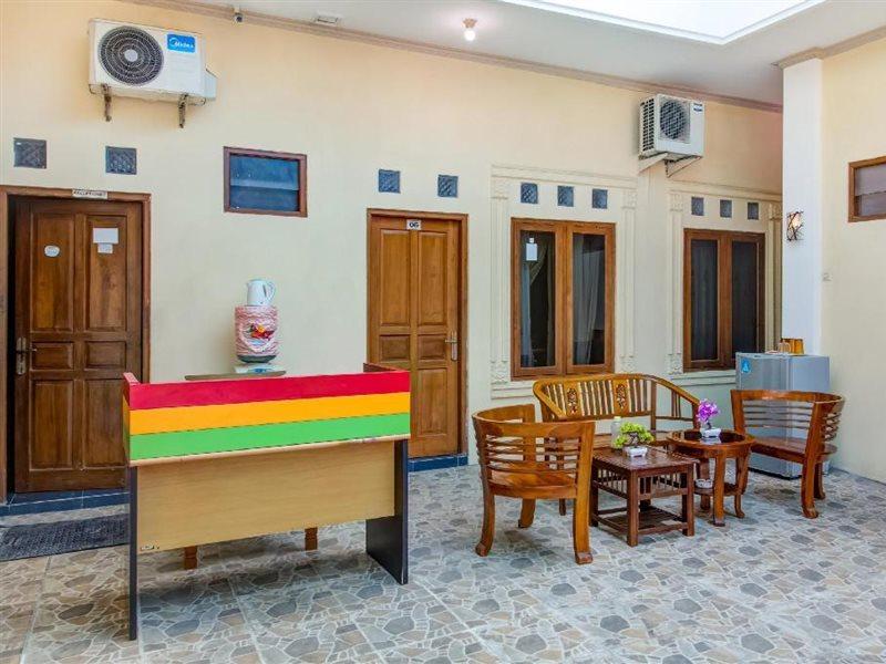 Oyo 3831 Pelangi Residence Syariah Surakarta  Экстерьер фото