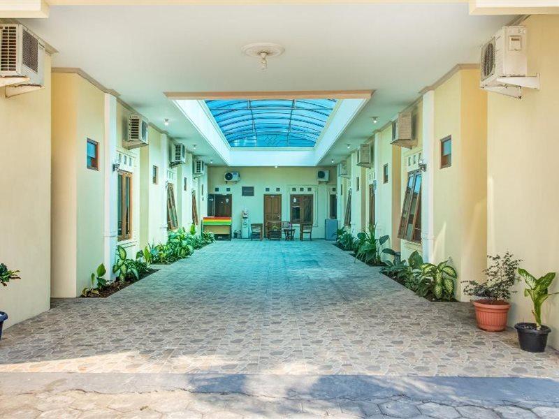 Oyo 3831 Pelangi Residence Syariah Surakarta  Экстерьер фото